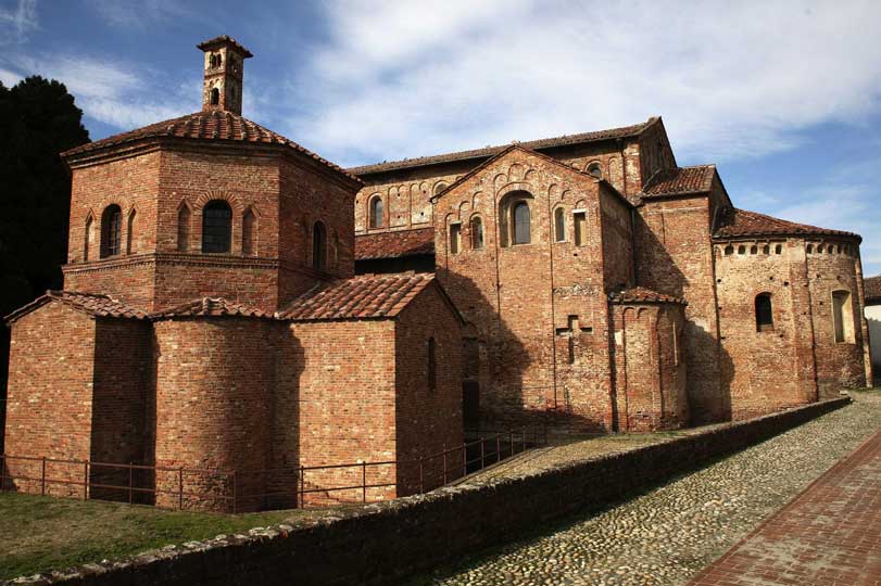 Visita guidata e guide turistiche a Lomello: la chiesa