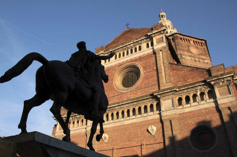 Visita guidata e guide turistiche Pavia: statua del Regisole e facciata del Duomo di Pavia